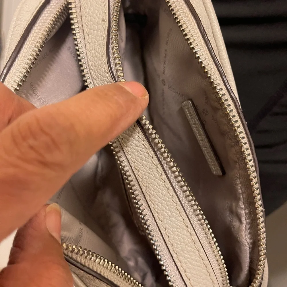 MICHAEL KORS Fulton Small Light Grey Leather Crossbody Camera Bag Feminine